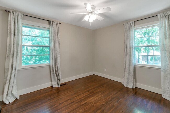 Bed 1 - 4821 Humber Dr