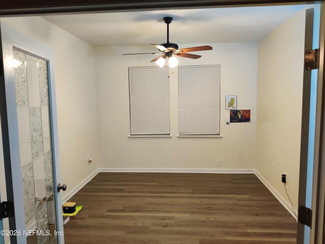 Building Photo - 2411 Golfview Dr