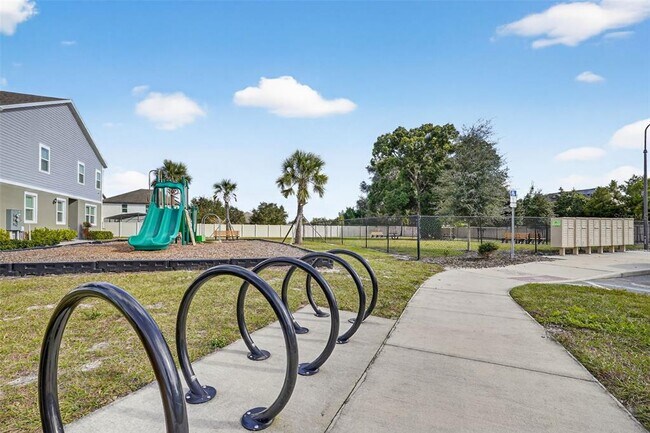 Building Photo - 1325 Stockwell Ave