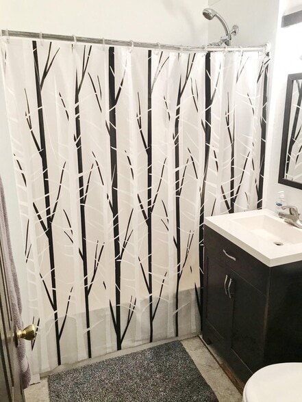 Second Floor Bath - 2226 Lewis Dr