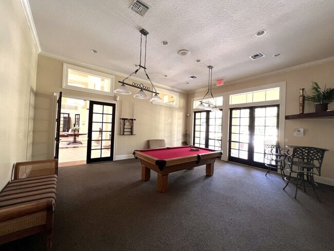 Building Photo - Spacious 1/1 condo!