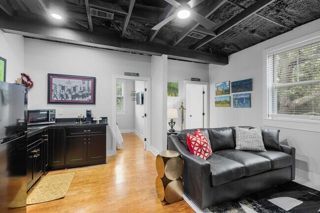 Building Photo - 156 Camellia St