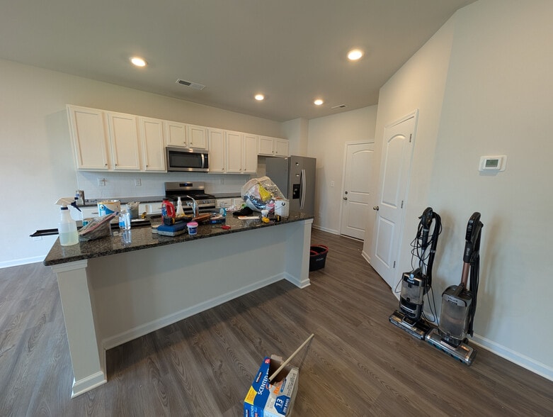 Building Photo - Room in House on Eastcott Ave