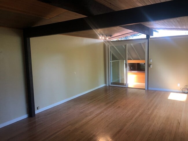 Building Photo - Maple Leaf, Two Bedroom, Woodsy Yard