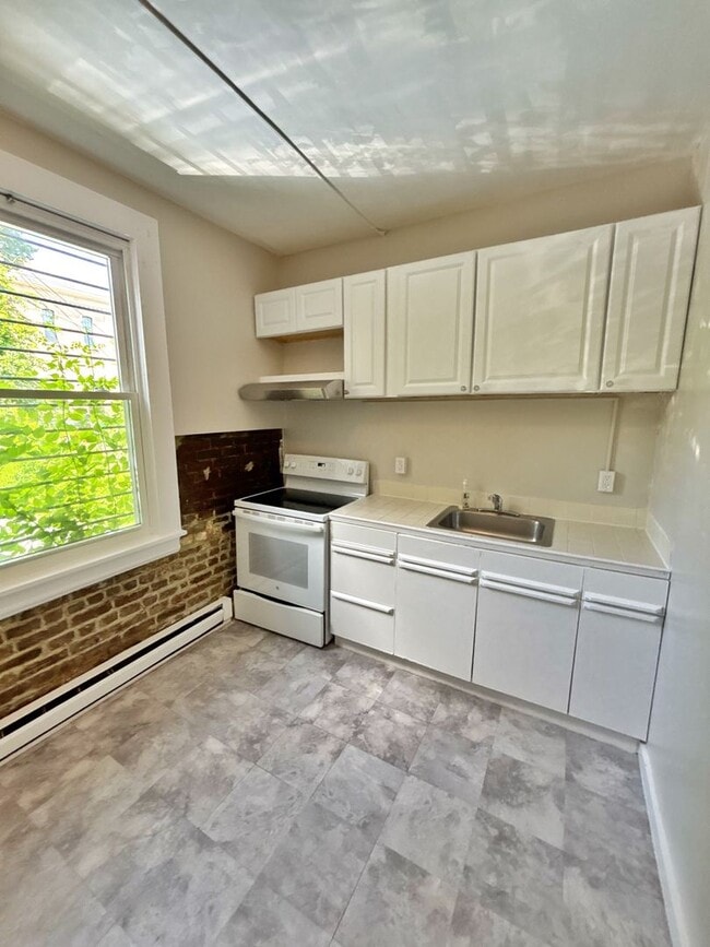 Building Photo - For Rent – Renovated 1 Bedroom, 1 Bathroom...