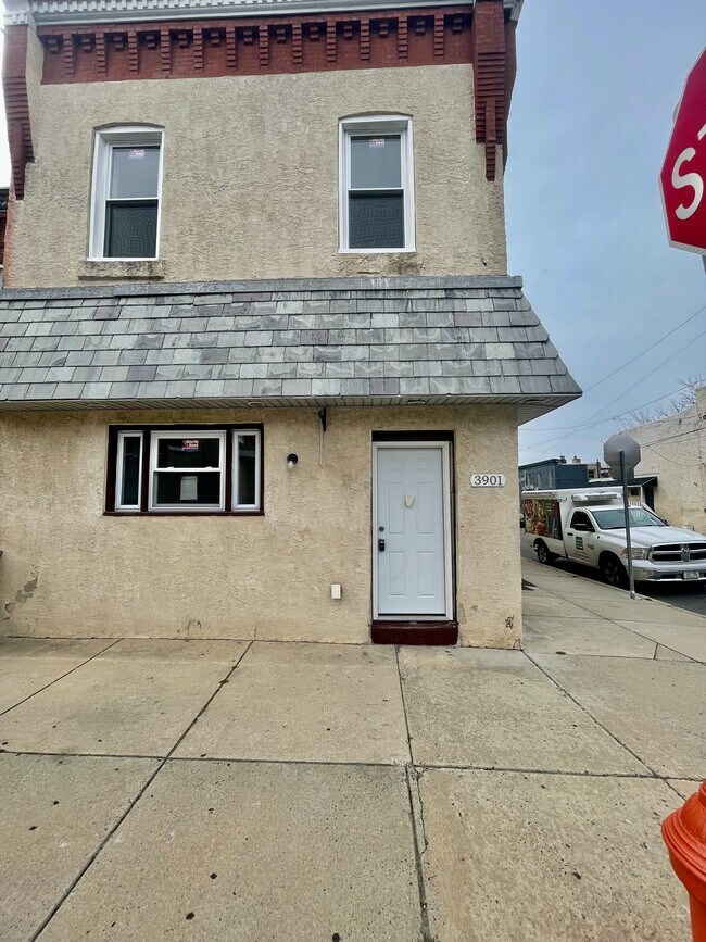 Building Photo - 3901 Poplar St