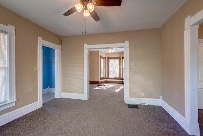 Building Photo - 427 Vernal Ave