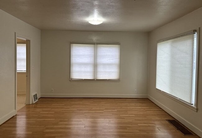 Building Photo - 4Bd/1Ba Two Story House - Available to View!