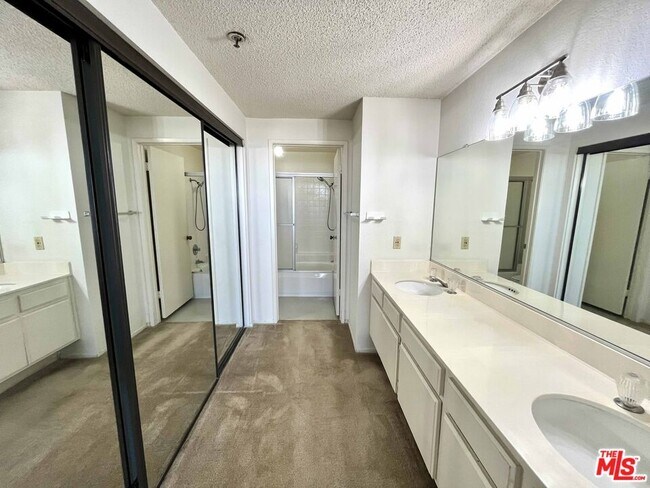 Building Photo - 2567 Plaza del Amo