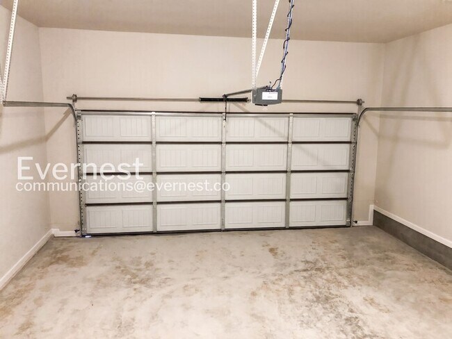 Building Photo - 4 Bed/2.5 Bath Home with Garage / Pet-Friendly / Vouchers Accepted / Available Now!