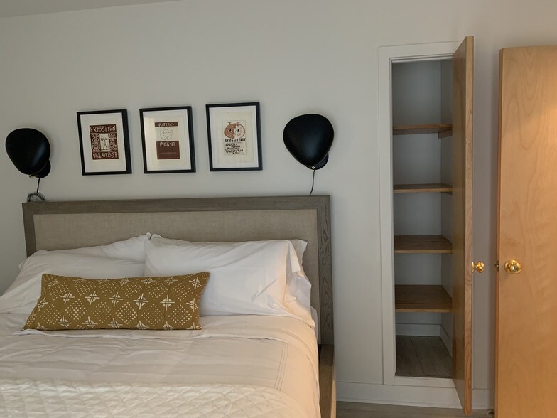 King size bed and extra storage - 22357 Pacific Coast Hwy