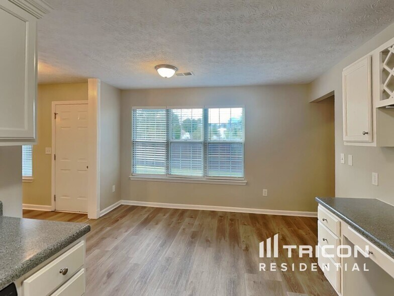 Building Photo - 203 Woodcreek Way