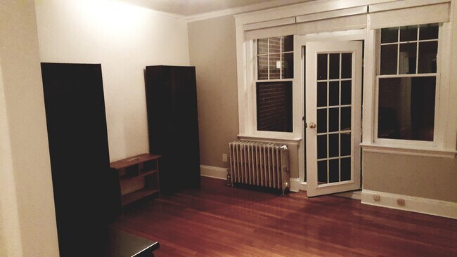 Building Photo - Amazing 1 bedroom 1 bath Condo on the Green Line Professionally Managed Heat Included