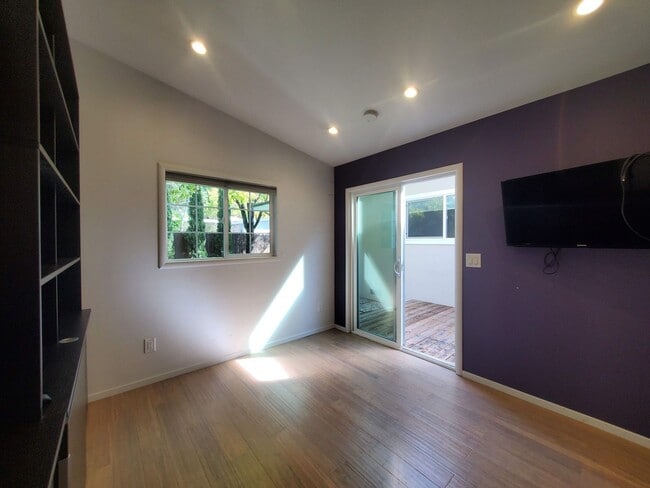 Building Photo - Kentfield 3x2 Flat + detached office, fron...