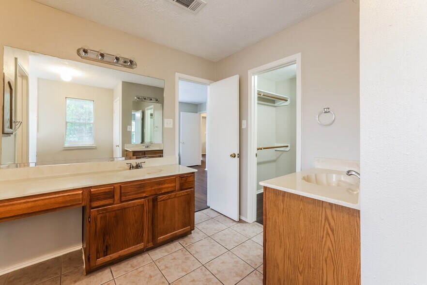Building Photo - 3810 Village Well Dr