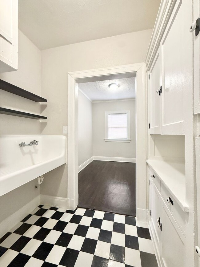 Building Photo - Unique Upstairs Studio w/ Hardwoods in Vintage 1920's Complex