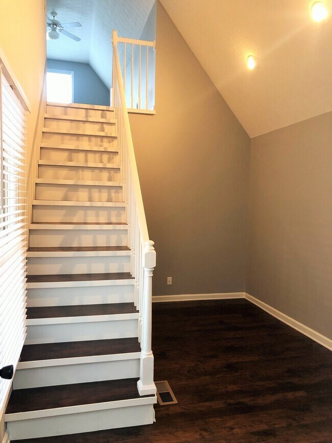 Building Photo - STYLISHLY UPDATED 3 BEDROOM CONDO IN LENNOX COURT