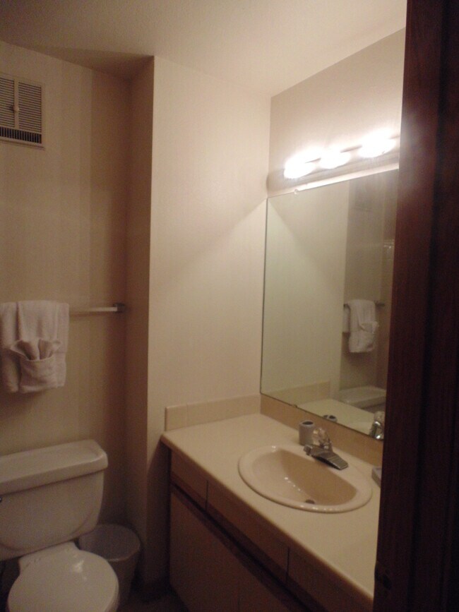 Building Photo - Short-mid term housing, furnished condo 2 bed/2 bath walking distance to Pearl St., CU and close ...