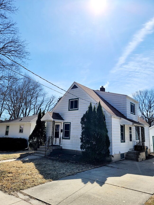 Primary Photo - Charming 4 Bedroom on the North Side of Ma...