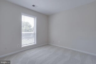 Building Photo - 3178 Summit Square Dr