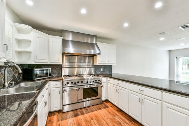 Building Photo - 304 Bellmar Ln