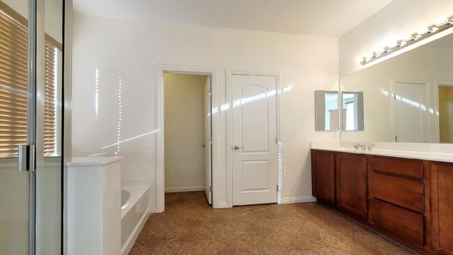 Building Photo - 5913 Altissimo St