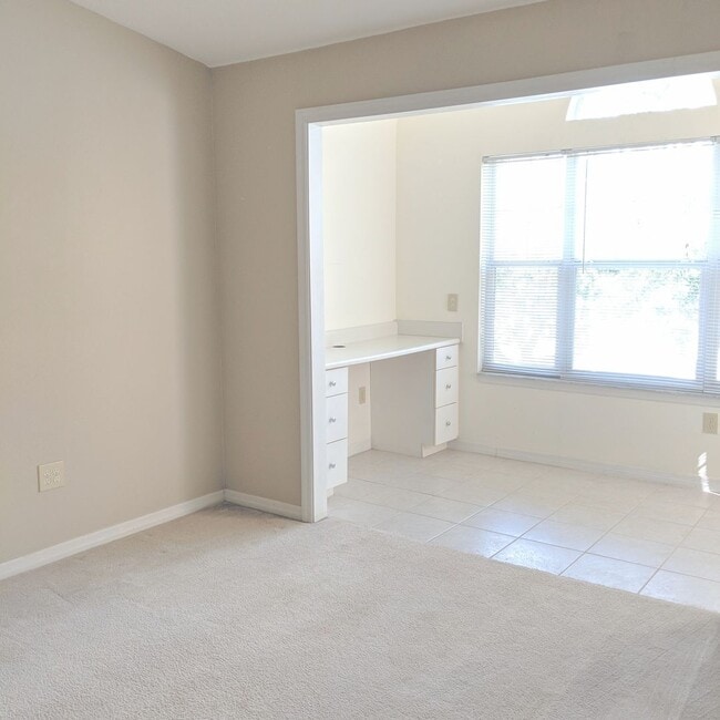 Building Photo - 1 bedroom, 1 bathroom condo for rent in Th...