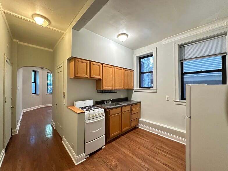 Building Photo - 4646 N Paulina St