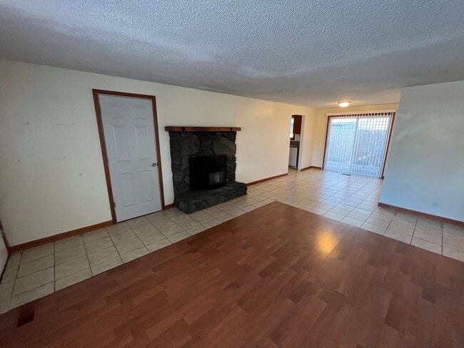 Building Photo - 2 Bed/1 Bath Duplex with Single Car Garage...