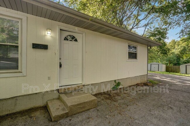 Building Photo - 1050 W Elm St