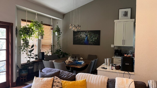 Building Photo - Beautifully Updated 3BR Home in Prime South Austin Location!