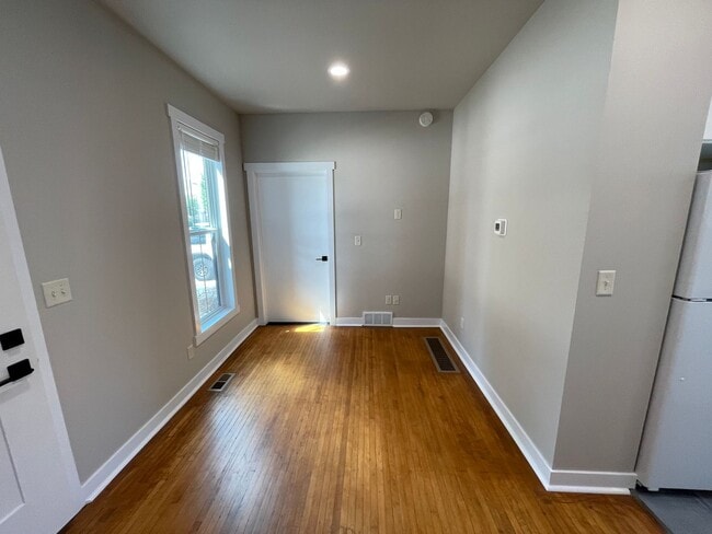 Building Photo - 133 S Prairie Ave