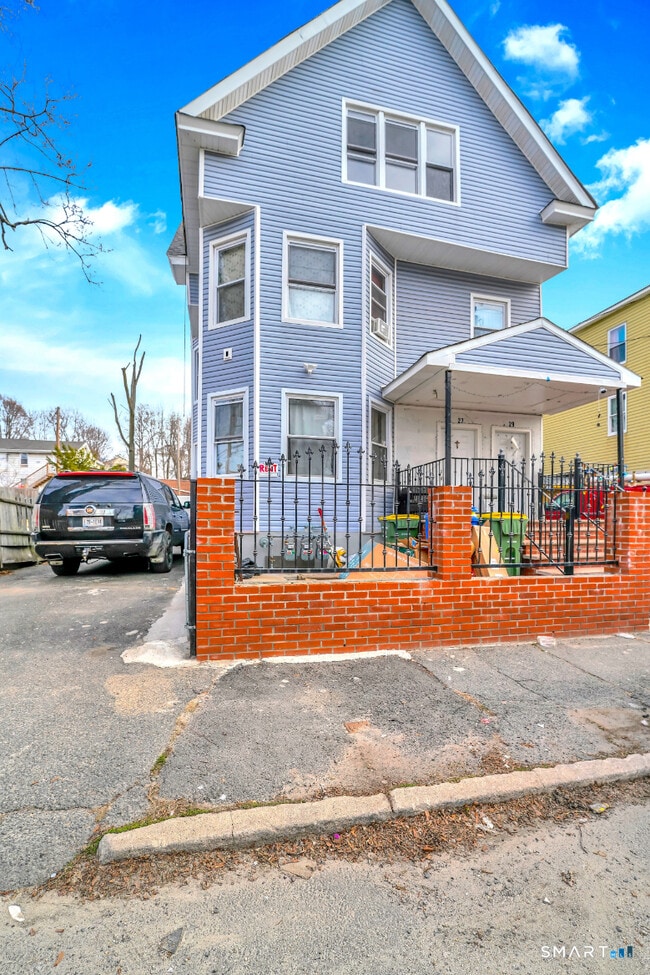 Building Photo - 27 Walnut Ave