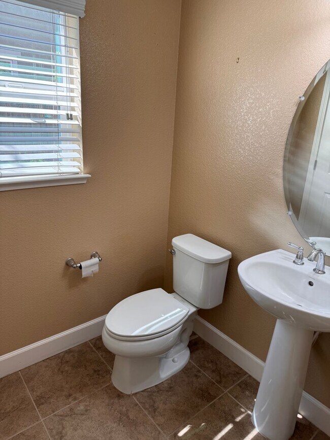 Building Photo - Lovely 3/2.5 in perfect location!