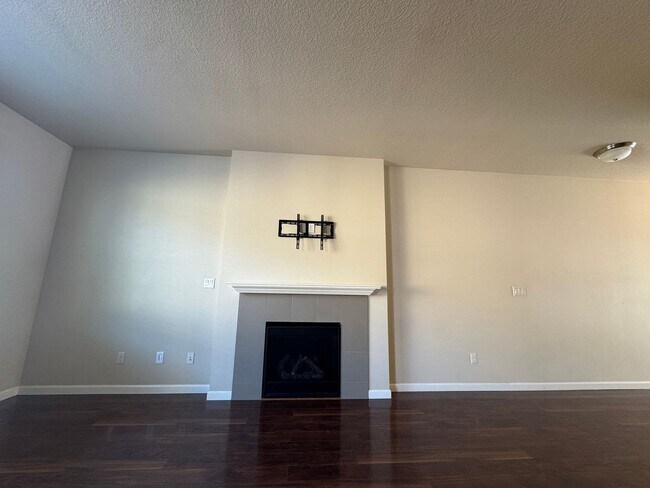 Building Photo - Amazing 3 bedroom home