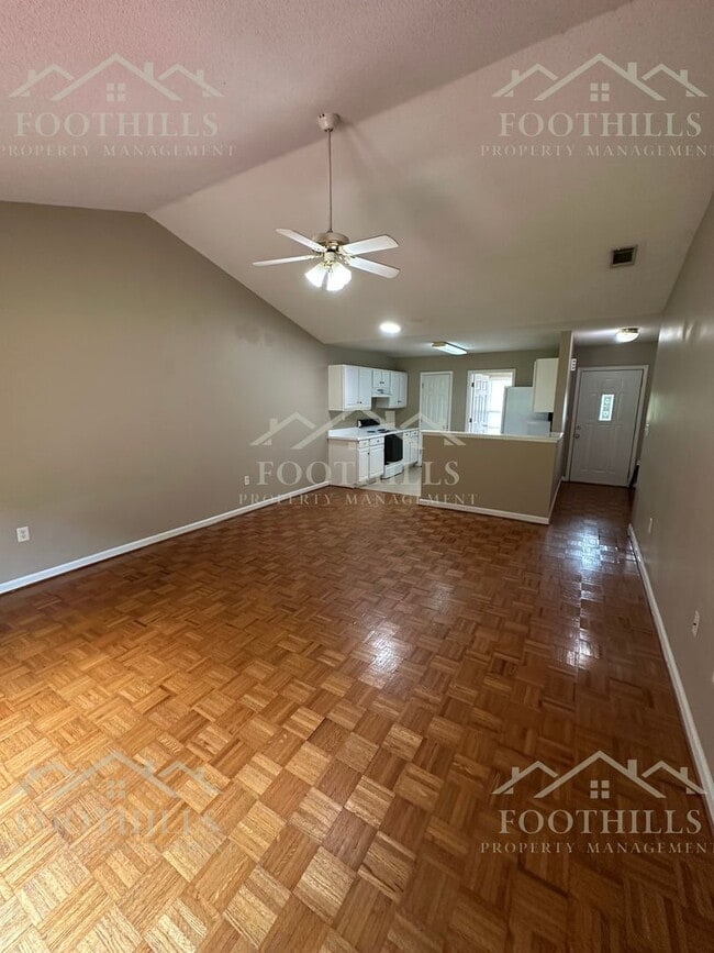 Building Photo - 1419 Oak Hill Dr