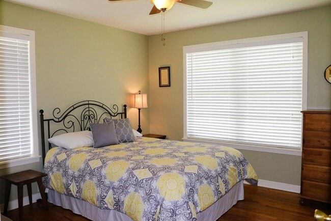 Building Photo - AUGUST PRE-LEASE!! 4 bed, 3 bath house on ...