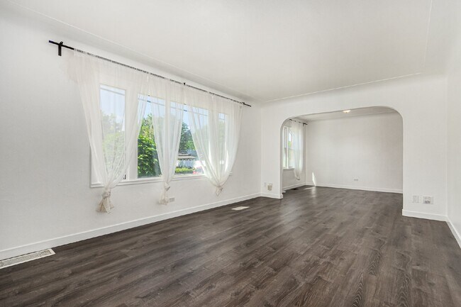 Building Photo - Lovely three bed / one bath home for rent