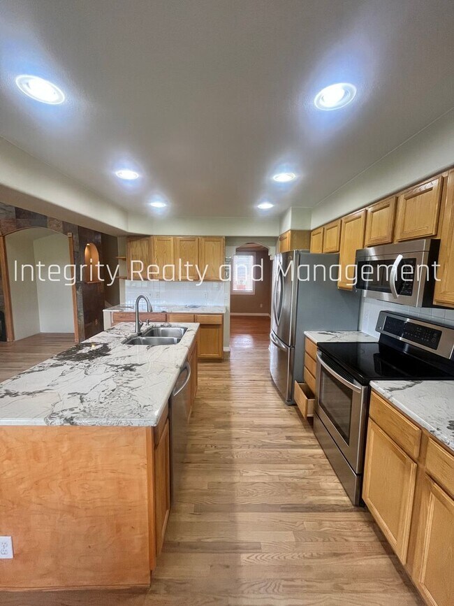 Building Photo - 6598 Pinewood Dr