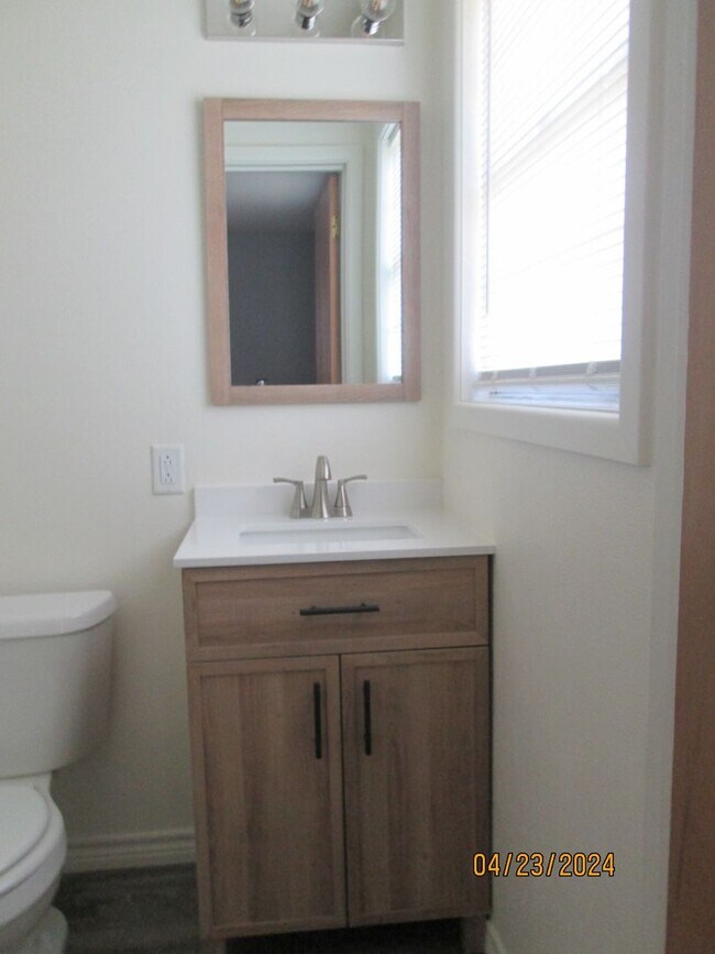 Building Photo - HOUSE -- 3 bedrooms, 2 bathrooms, Garage