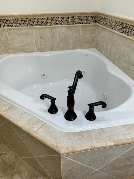 Jetted tub - 13051 Sanderling Ln