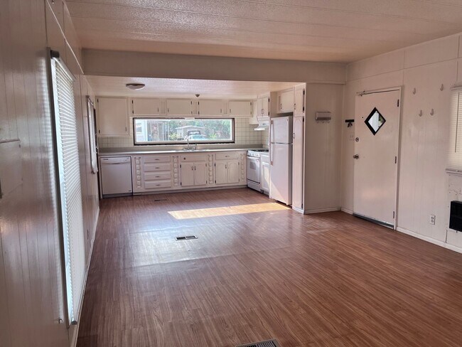 Building Photo - Home Sweet Home in Marianna Village - 2 bedroom and 1.5 bath