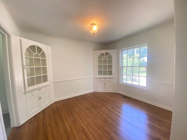 Building Photo - Beautiful two bedroom, one bath home in desirable Florence Park South.