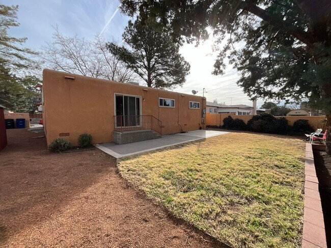 Building Photo - 4 Bedroom Single Story Home Available Near...