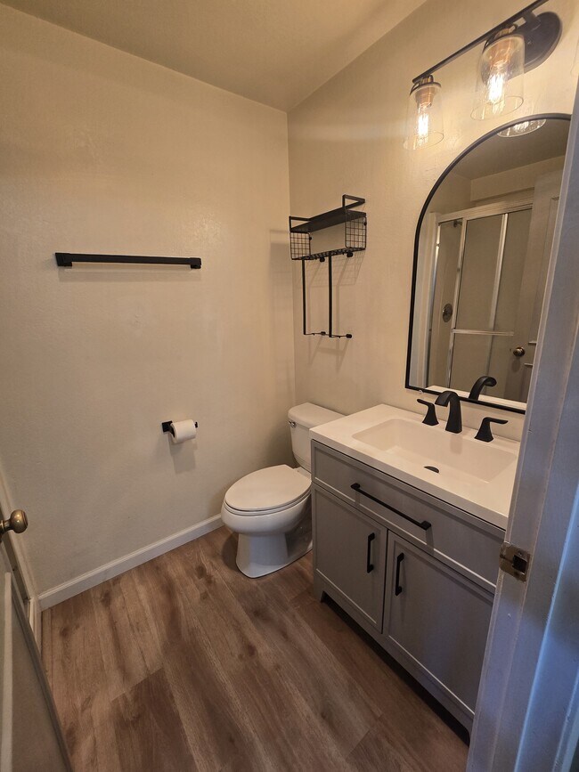 Building Photo - 581 Malibu Dr SE