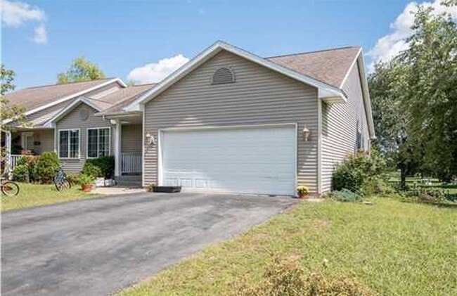 Building Photo - Huge 3BR/3ba Duplex on West Side of Eau Claire