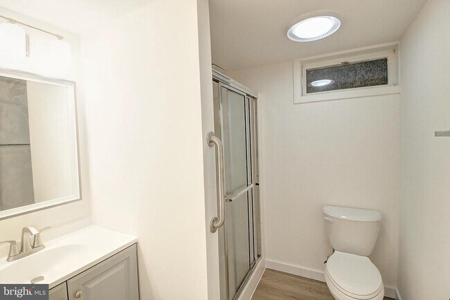 Building Photo - 915 Shawnee Dr