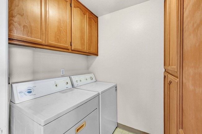 Building Photo - Fabulous condo at the Saddleback complex