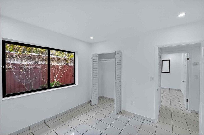 Building Photo - 524 NE 160th Terrace