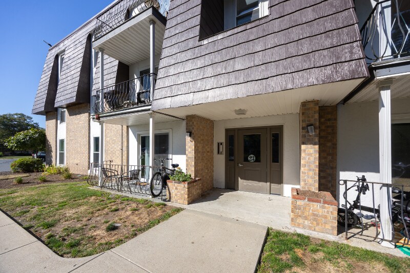 Building Photo - 23 Shadowbrook Ln